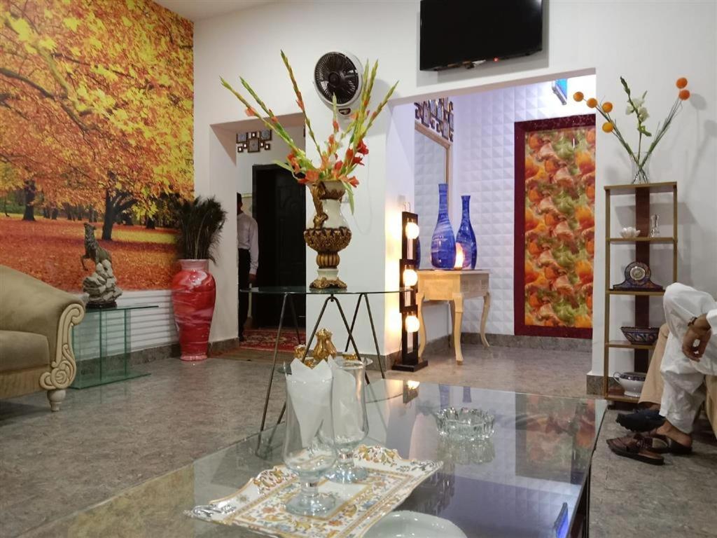 Helen One Hotel Lahore Esterno foto