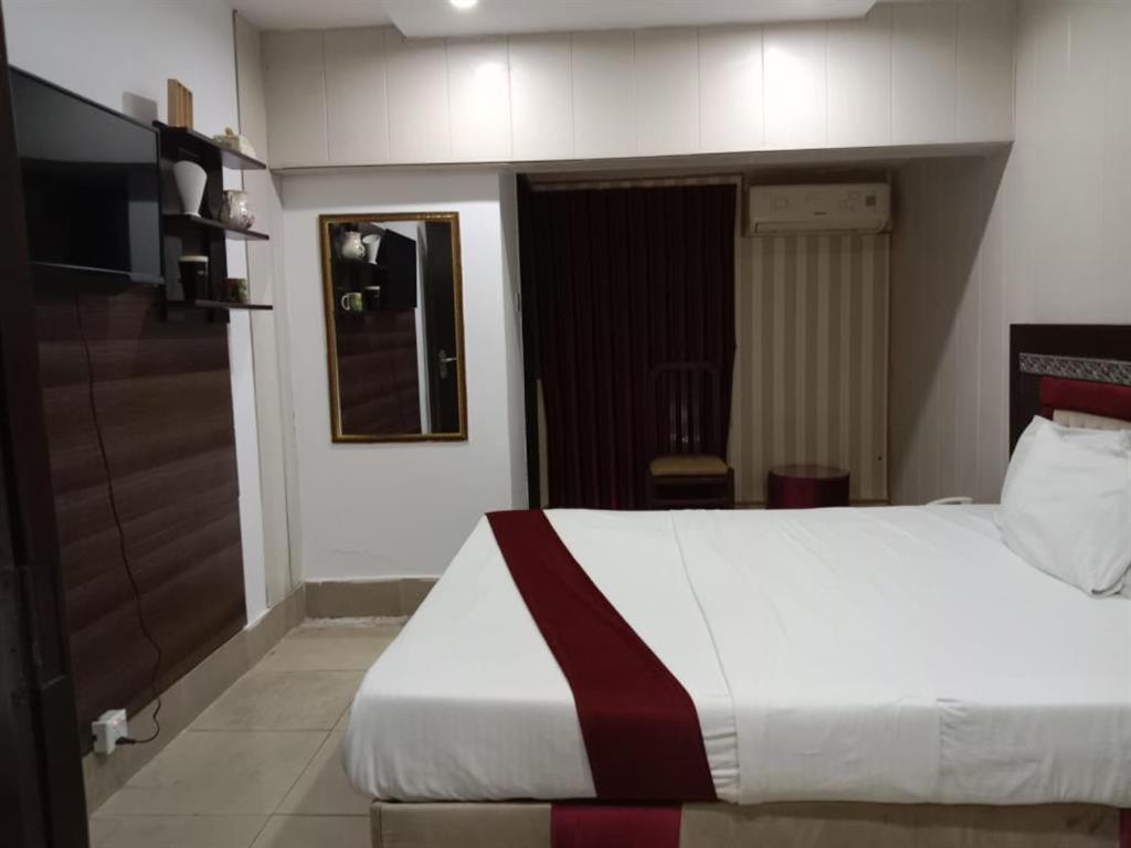 Helen One Hotel Lahore Esterno foto