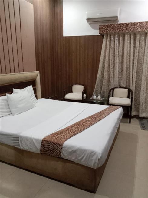 Helen One Hotel Lahore Esterno foto