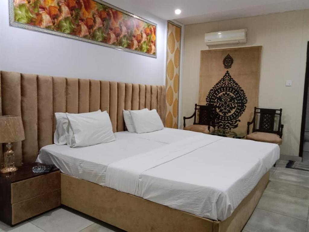 Helen One Hotel Lahore Esterno foto